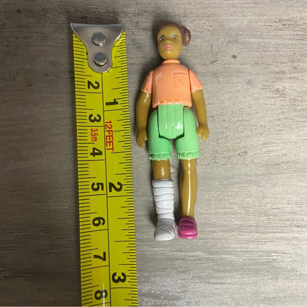 Fisher Price Sweet Streets Dollhouse African American Girl Broken Leg Cast Rare - Picture 7 of 7
